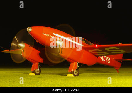 Shuttleworth Collection, de Havilland DH88 Comet G-ACSS, at Night, Biggleswade, Bedford, England, Vereinigtes Königreich. Stockfoto