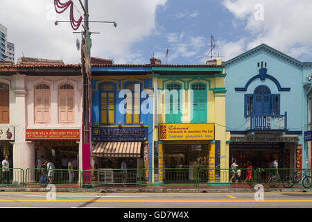 Singapur, Singapur - 31. Januar 2015: Bunte Hausfassaden im Stadtteil Little India. Stockfoto