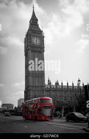 LONDON, UK - 4. Oktober 2015: Double Decker Bus, am Wahrzeichen von London und Big Ben. Stockfoto