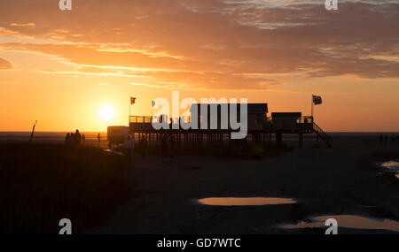 Einen feurigen Sonnenuntergang am Strand von Schiermonnikoog, eines der West friesischen Inseln im Wattenmeer, Friesland, Niederlande. Stockfoto