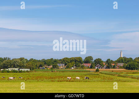 Blick auf Schiermonnikoog mit dem ehemaligen Leuchtturm auf der rechten Seite, eine Insel im Wattenmeer, Friesland, Niederlande. Stockfoto