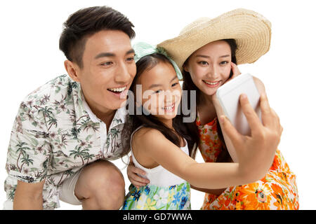Eine glückliche Familie von drei, das Telefon zu nehmen Selbstauslöser Stockfoto