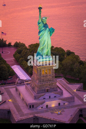 Die Freiheitsstatue ist eine kolossale neoklassische Skulptur auf Liberty Island im Hafen von New York in New York City Stockfoto