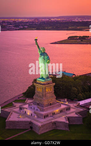 Die Freiheitsstatue ist eine kolossale neoklassische Skulptur auf Liberty Island im Hafen von New York in New York City Stockfoto