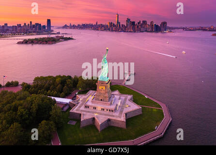 Die Freiheitsstatue ist eine kolossale neoklassische Skulptur auf Liberty Island im Hafen von New York in New York City Stockfoto