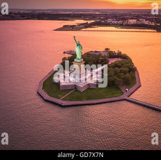 Die Freiheitsstatue ist eine kolossale neoklassische Skulptur auf Liberty Island im Hafen von New York in New York City Stockfoto