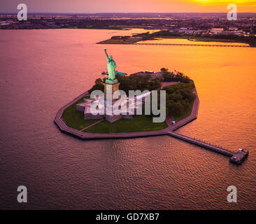 Die Freiheitsstatue ist eine kolossale neoklassische Skulptur auf Liberty Island im Hafen von New York in New York City Stockfoto