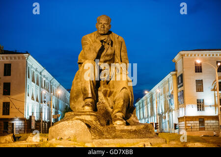 MINSK, BELARUS - 19. Mai 2015: Nachtansicht des Denkmals zu Ehren des nationalen Dichter und Schriftsteller von Belarus Yakub Kolas In Minsk, Stockfoto