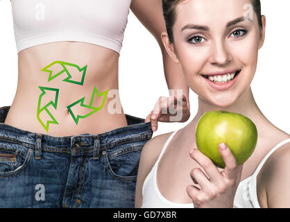 Frau zeigt Ergebnisse der Ernährung trägt große jeans Stockfoto