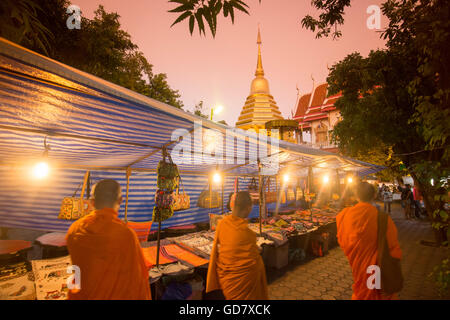 ein Nachtmarkt in einem Wat in der Altstadt von Chiang Mai im Norden Thailands in Thailand in Südostasien. Stockfoto