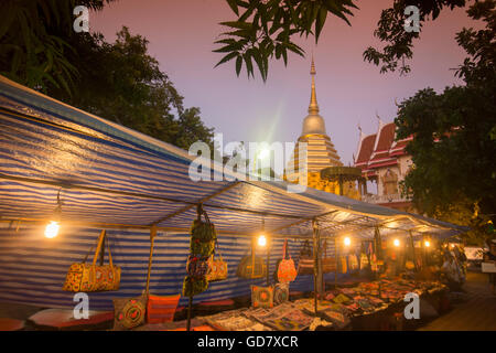 ein Nachtmarkt in einem Wat in der Altstadt von Chiang Mai im Norden Thailands in Thailand in Südostasien. Stockfoto