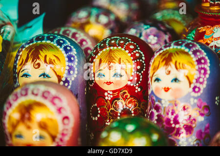 Bunten russischen Nesting Dolls Matreshka am Markt. Matrioshka Stockfoto