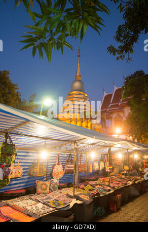 ein Nachtmarkt in einem Wat in der Altstadt von Chiang Mai im Norden Thailands in Thailand in Südostasien. Stockfoto