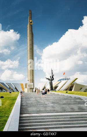 MINSK, BELARUS - 2. Juni 2015: Denkmal in der Nähe von Gebäude Weißrussisch Museum des großen Vaterländischen Krieges In Minsk, Weißrussland Stockfoto