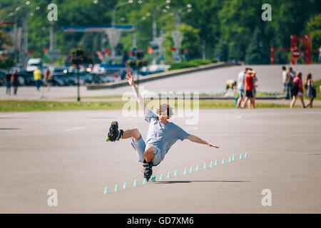 MINSK, BELARUS - 2. Juni 2015: Junger Mann Walze auf Rollerblades fahren im Park im Bezirk Nemiga, Nyamiha in Minsk, Weißrussland. Stockfoto