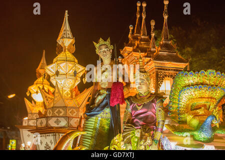 Laternen und traditionellen Dresst Menschen die nachts parade zu Loy Krathong Festival in der Stadt Chiang Mai im Norden Thail Stockfoto