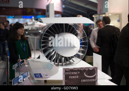 Farnborough, Hampshire, UK. 12. Juli 2016. Die Farnborough International Airshow für Handel, Rolls-Royce mit Cutaway Motor stehen. Stockfoto