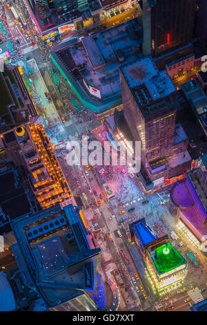 Luftaufnahme (Hubschrauber). Times Square ist eine große kommerzielle Kreuzung und Nachbarschaft in Midtown Manhattan, New York. Stockfoto