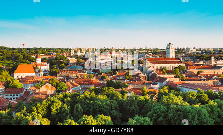 Sommer Sonnenuntergang Sonnenaufgang über dem Stadtbild von Vilnius, Litauen. Wunderschöne Panorama Aussicht auf Altstadt am Abend. Blick vom Hügel Stockfoto