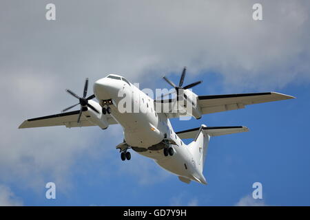 Eine Dornier 328-110-D-CTRJ kommt während der Farnborough International Airshow 2016 Stockfoto