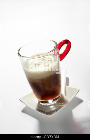Frischer Kaffee in ein hohes Glas mit Sahne hautnah Stockfoto