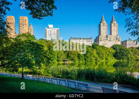 Upper West Side Wohngebäude über den See im Central Park in New York City Stockfoto