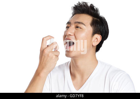 Junge Männer in den Mund frisch Spritzmittel Stockfoto