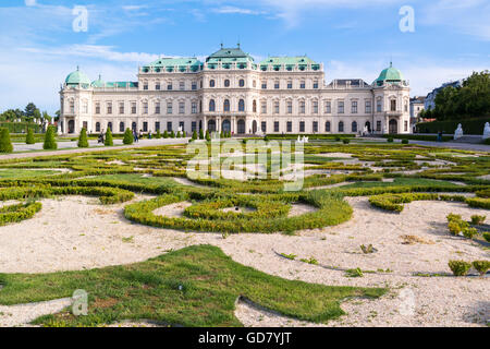 Belvedere-Garten mit Menschen und oberen Belvedere in Wien, Österreich Stockfoto