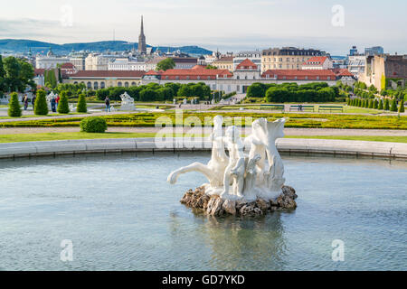 Pool mit Barockplastik im Belvedere-Garten und unteren Belvedere in Wien, Österreich Stockfoto