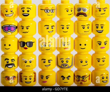 Eine Auswahl an Lego Mini Figur Köpfen Stockfoto