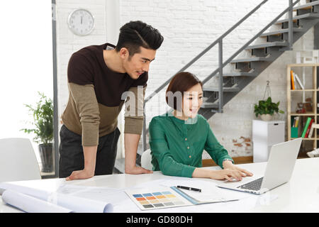 Junge Designer arbeiten im studio Stockfoto