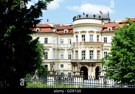 Die wunderschön dekoriert Deutsche Botschaft, in der Nähe der Petrin-Hügel, im Zentrum von Prag (Praha) in der Tschechischen Republik. Stockfoto