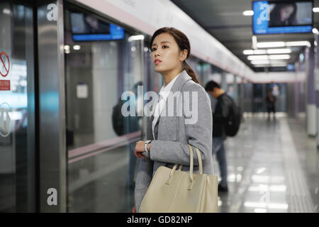 Junge Frauen nehmen Sie die u-Bahn Stockfoto