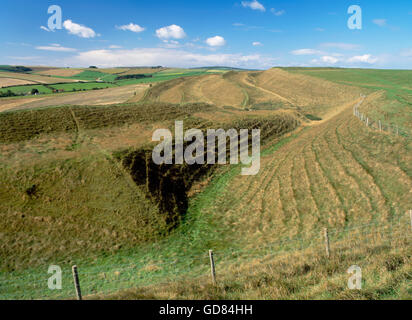 Ein Blick nach Westen entlang dem vielfachen Graben und bauen Abwehrkräfte auf der Südseite der Maiden Castle in der Nähe von Dorchester Stockfoto