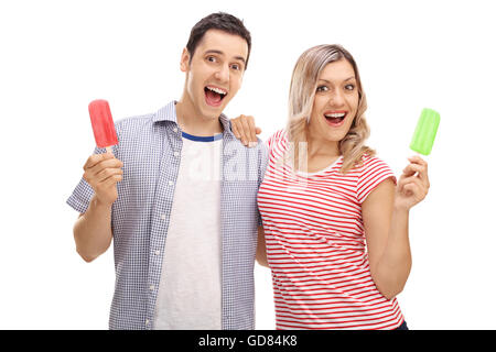 Freudiger junger Mann und Frau halten Eis am Stiel und schaut in die Kamera, die isoliert auf weißem Hintergrund Stockfoto