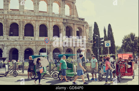 Rikschas und Touristen vor dem Kolosseum Rom Latium Italien Europa Stockfoto