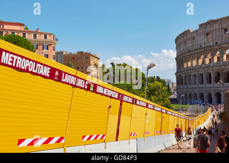 Das Kolosseum und Barrieren, die den Bau einer neuen U-Bahn-Linie C Rom Latium Italien Europa Stockfoto