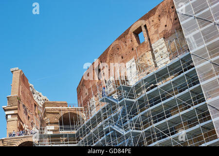 Touristen auf der Aussichtsplattform und Gerüst um das Kolosseum während der Restaurierung, Rom, Latium, Italien Stockfoto