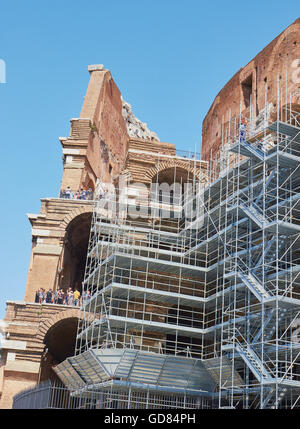 Touristen auf der Aussichtsplattform und Gerüst um das Kolosseum während der Restaurierung, Rom, Latium, Italien Stockfoto