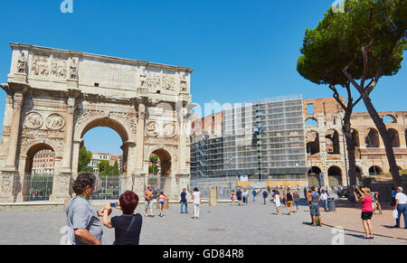 Bogen von Constantine (Arco Di Costantino) und das Kolosseum Rom Latium Italien Europa Stockfoto