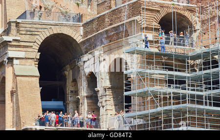 Touristen auf der Aussichtsplattform und Arbeiter auf Gerüst, das Kolosseum Rom Latium Italien Europa Stockfoto