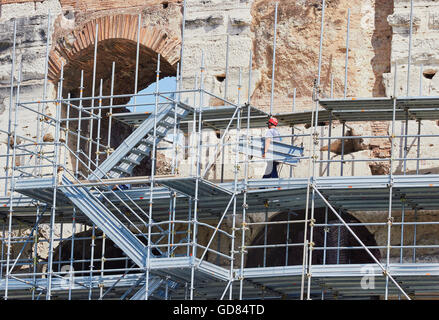 Arbeiter auf Gerüst die Wiederherstellung der Fassade des Kolosseum Rom Latium Italien Europa Stockfoto