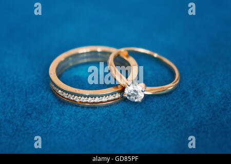 Zwei schöne Trauringe mit brillanten hautnah Stockfoto