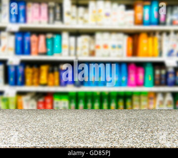 Leere Marmortisch vor unscharfen Supermarkt Stockfoto