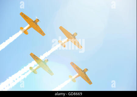 Vier Propeller Flugzeuge fliegen in Formation zu einem Canada Day Feier in der kanadischen Stadt London, Ontario statt. Stockfoto