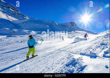 Menschen, Skifahren und Snowboarden in den Deux Alpes ski Ressort, Alpen, Frankreich Stockfoto
