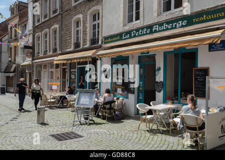 Im Freien essen im La Petite Auberge in der alten Stadt Boulogne, Frankreich. Stockfoto