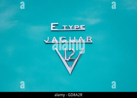 Jaguar E-Type V12 Auto Logo Aufkleber Abzeichen Stockfoto