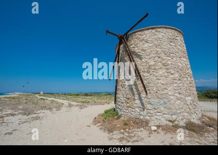 Alte Windmühlen an einem Strand, bevölkert von Windsurfer und Kitesurfer in Lefkada, Lefkas Stockfoto