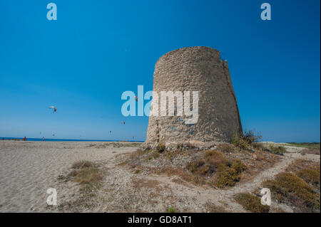 Alte Windmühlen an einem Strand, bevölkert von Windsurfer und Kitesurfer in Lefkada, Lefkas Stockfoto